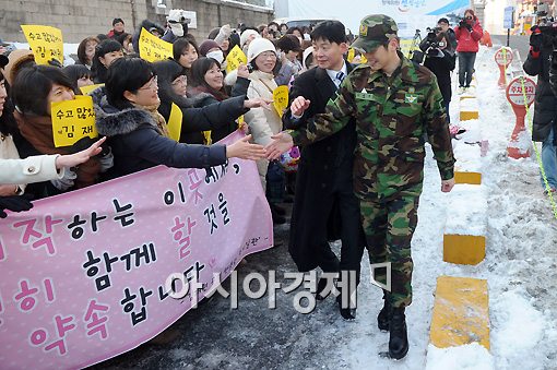 [포토]김재원, 팬들과 함께하는 '화이트카펫'