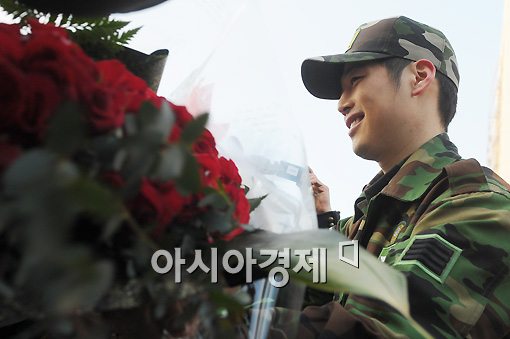 [포토]김재원, 꽃다발 선물에 '살인미소'
