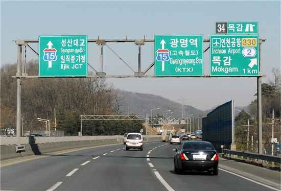 제3경인고속화도로 안내 표지판이 현행법에 의거 지방도로 분류돼 운전자들의 교통안전을 위협하고 있다.