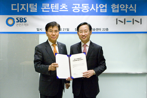 21일 목동 SBS 방송센터에서 SBS콘텐츠허브 공영화 대표(왼쪽)와 NHN 김상헌 대표가 '디지털 콘텐츠 공동사업 협약'을 체결하고 있다.