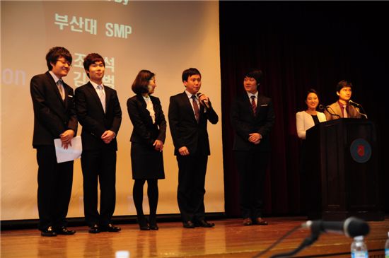 "애널리스트가 매력 있냐고요?"