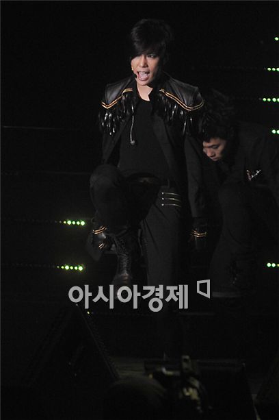 [PHOTO] Park Jung-min performs at fan meeting
