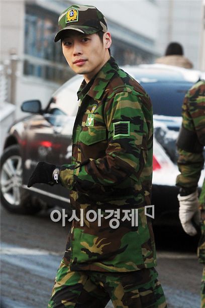 Actor Kim Jae-won appears in front of his fans and the media after being discharged from the military's Defense Media Agency of the National Defense Ministry in Seoul, South Korea on January 24, 2011. [Lee Ki-bum/Asia Economic Daily]