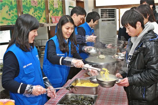 [포토]현대차 전주공장 임직원 "사람 담긴 떡국 드세요"