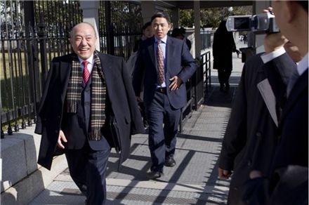 루관추 회장이 19일 백악관 인근 아이젠하워 빌딩에서 후진타오 중국 국가주석, 버락 오바마 미국 대통령과 만난 뒤 길을 나서고 있다(사진=블룸버그뉴스).