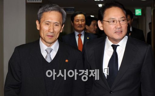 [포토]국무회의 참석하는 김관진 국방장관