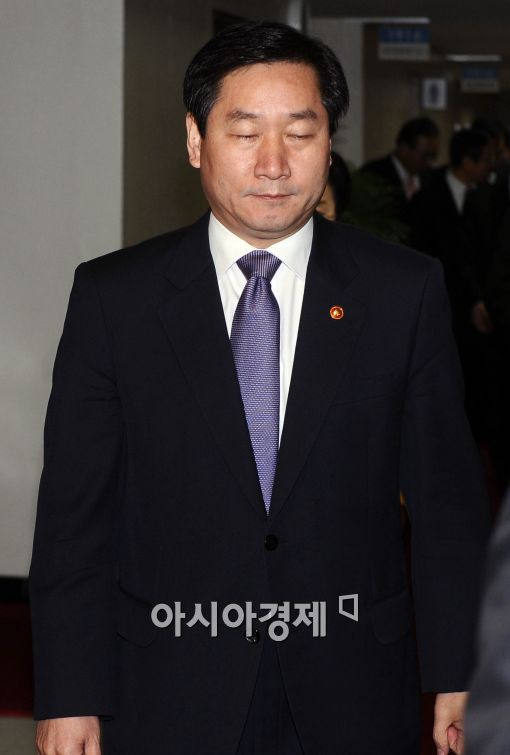 [포토]국무회의 참석하는 유정복 장관