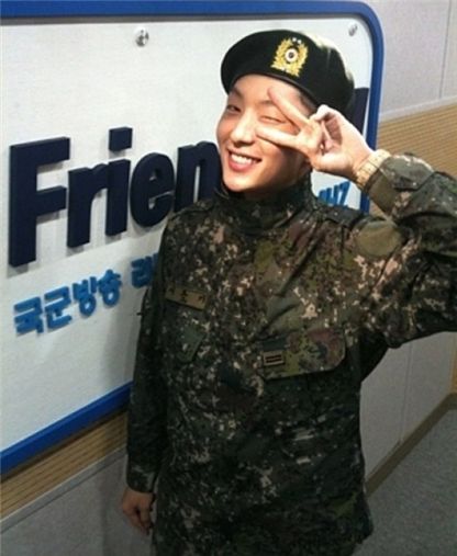 Photos of Lee Jun-ki in new military uniform revealed 