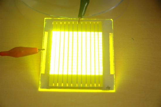 KAIST 양민양 교수  연구팀이 개발한 유기발광다이오드(OLED) 제조과정을 실험으로 보여주고 있다.