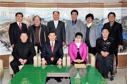 윤석연 회장(앞줄 왼쪽 첫번째)과 박용갑 대전시 중구청장(앞줄 왼쪽에서 두번째) 등이 기념사진을 찍고 있다.