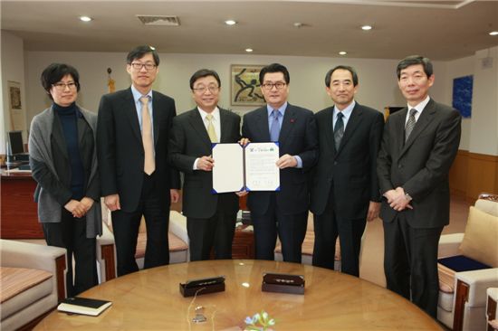 유종필 관악구청장과 오연천 서울대 총장이 학,관 협력 협약서에 서명했다.