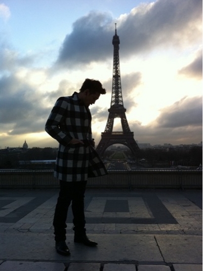 Korean singer and actor Rain in front of Eiffel Tower in Paris. [Rain's official Twitter website]