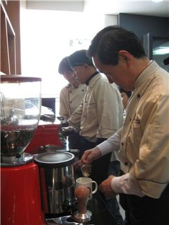 지난 26일 경기도 부천 엘린디 늘해랑 학교를 찾은 김상곤 경기도교육청교육감이 학생들과 함께 바리스타 체험을 하고 있다. 