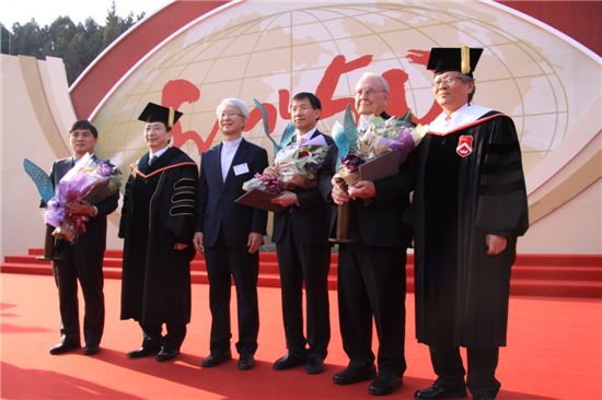 서강희년상 기념 촬영에 참석한 이종욱 서강대 총장(맨 오른쪽)