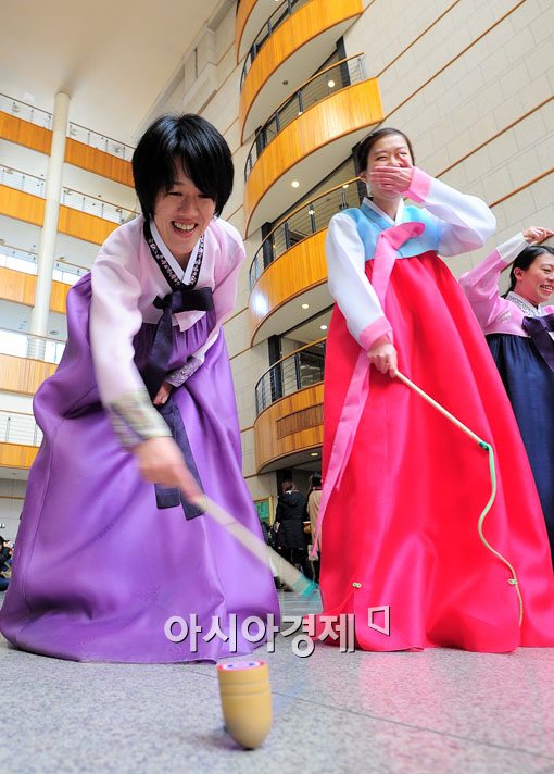 [포토] '팽이치기, 너무 재미 있어요~'