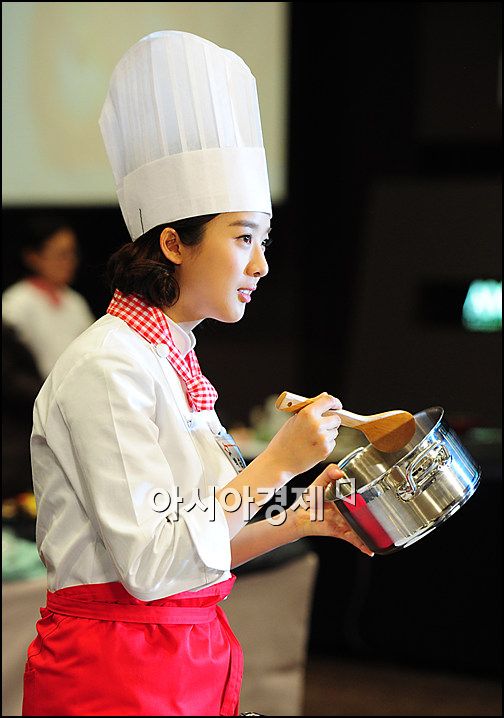 [포토]이청아 '폼은 짜파게티 요리사'