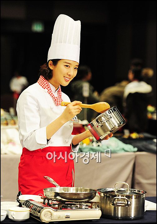 [포토]이청아 '폼은 짜파게티 요리사'