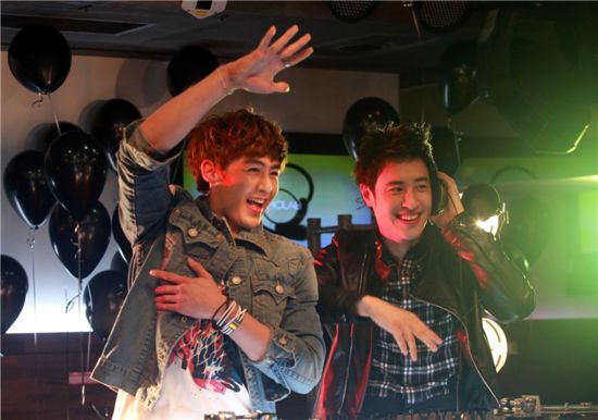 Nichkhun (left) and Wilbur Pan [JYP Entertainment] 