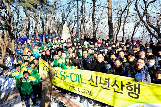 ▲ 에쓰오일은 29일 서울 청계산에서 아흐메드 에이 수베이 CEO를 비롯한 임직원 300여명이 참석한 가운데 신년산행 행사를 개최하고, 글로벌 기업으로의 도약과 지속성장 결의를 다짐했다.
