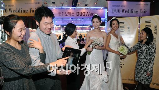 [포토]웨딩페어도 스마트폰 시대!
