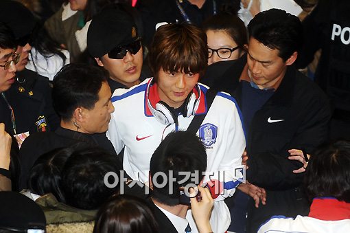 [포토]팬들에게 포위된 기성용