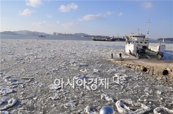 지난 30일 인천 월미도 앞바다에 얼음덩어리가 몰려들어 여객선의 통행을 방해하고 있다. 