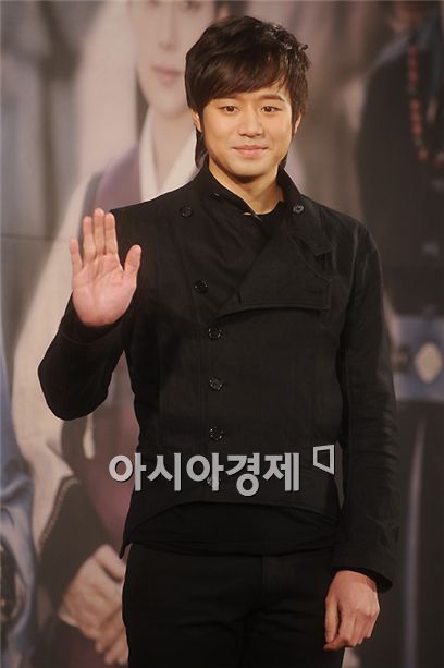 [PHOTO] Chun Jung-myung poses at "The Duo" presser