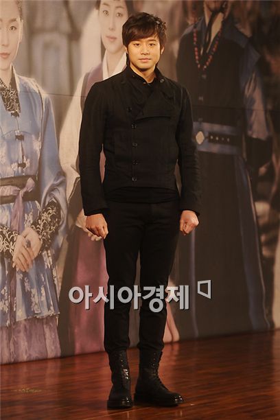 [PHOTO] Chun Jung-myung poses at "The Duo" presser