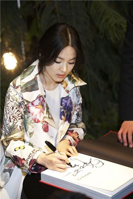 Actress Song Hye-kyo at the book publication ceremony on January 28, 2011 [Shinsegae International]