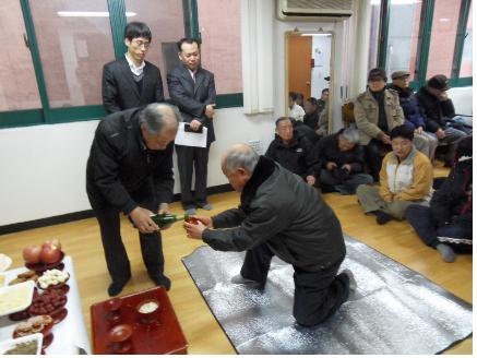 쪽방촌에 설맞이 공동차례상 차려져