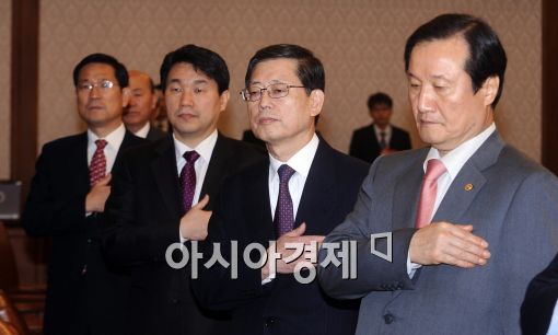 [포토]국민의례하는 김황식 총리
