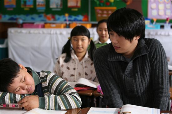 윤시윤, 차기작 '백프로' 통해 섬마을 선생님 변신