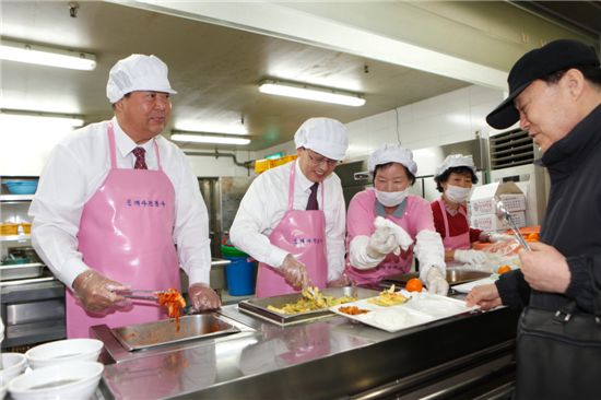 조길형 구청장, 국무총리와 복지관서 배식 봉사 