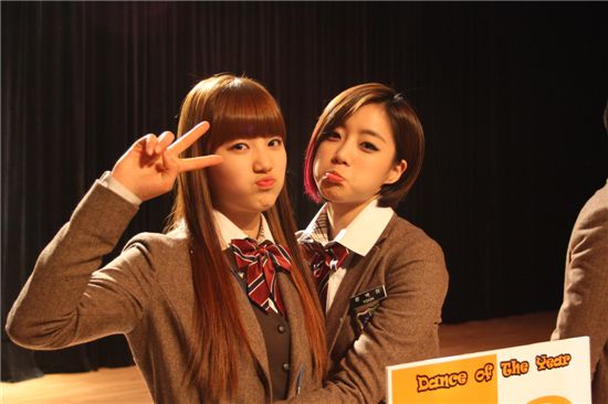miss A's Suzy and T-ara member Eunjung on the set of KBS' musical "Dream High" [Core Contents Media]