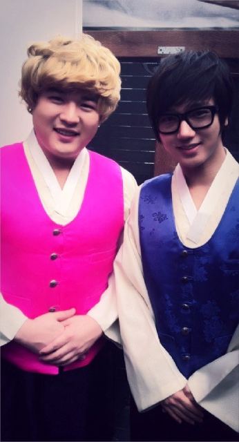 Super Junior member Shindong (left) and Yesung (right) [Yesung's official Twitter website]