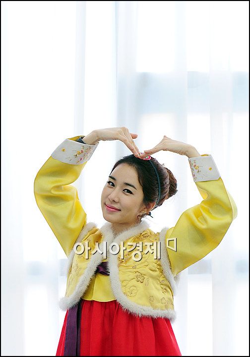 [한복포토]유인나 '새뱃돈보다, 여러분 사랑을 주세요!'