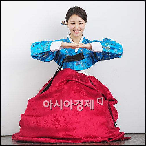 (한복협찬=씨실과날실)