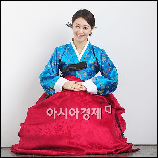 (한복협찬=씨실과날실)