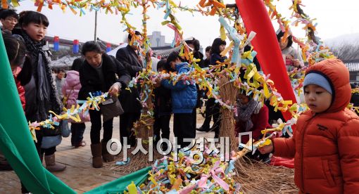 [포토]동아줄에 소원을 빌어요!