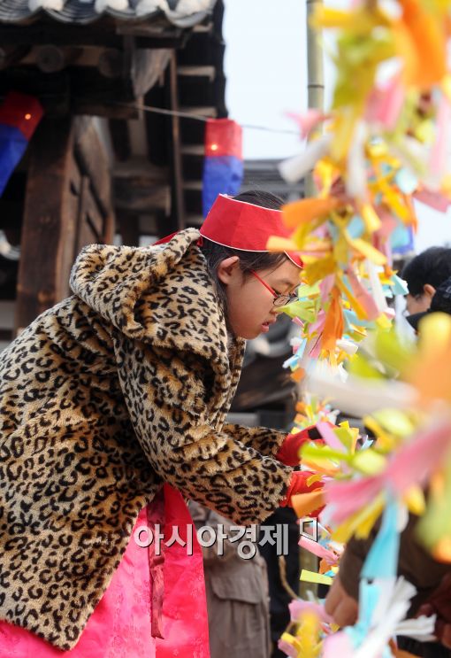 [포토]새해 소원을 동아줄에 묶으며...
