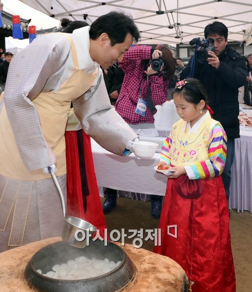 [포토]떡국 나눠주는 오세훈 시장