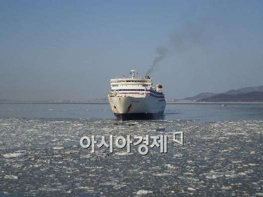 강추위에 인천항 얼어붙었다