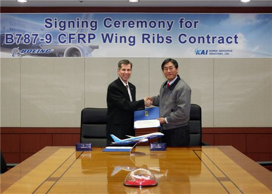 보잉의 크리프 홀이사(사진 왼쪽)와 한국항공우주산업 이성종 민수본부장이 B787-9 날개 핵심구조물 납품 계약서에 서명후 악수하고 있다. <사진제공=KAI>
 
           
