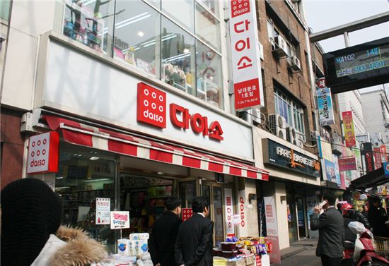 "다이소 또 생겨?"…골목상권 위협에 지역 상인들 '발끈'