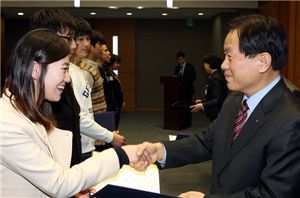 서진원 신한은행장이 대학생홍보대사에게 임명장을 수여하고 있다.