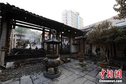 中 설 맞이 '폭죽' 때문에 몸살..천년된 사찰도 불타