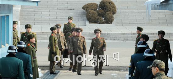 북측대표단이 군사실무회담에 참석하기 위해 군사분계선(MDL)을 넘고 있다. <사진제공=국방부>