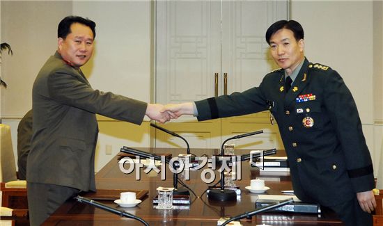 군사실무회담에 참석한 한국 수석대표(사진 오른쪽)과 북측 수석대표가 악수를 하고 있다. <사진제공=국방부>