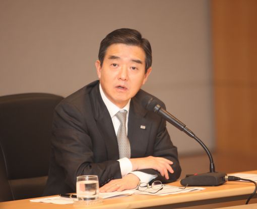 김윤 삼양그룹 회장은 신입사원들과 대화의 시간을 가졌다. 사진은 김 회장이 신입사원들의 질문에 답하고 있는 모습.