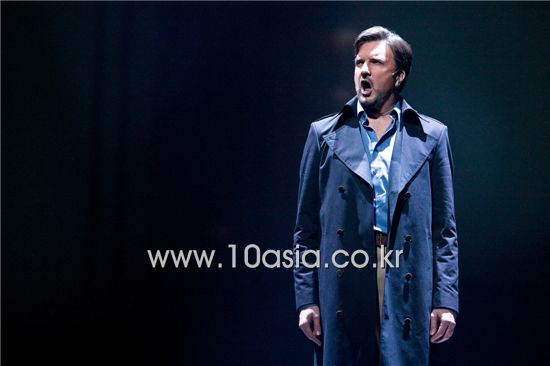 [PHOTO] Brad Little performs for "Tears of Heaven"
